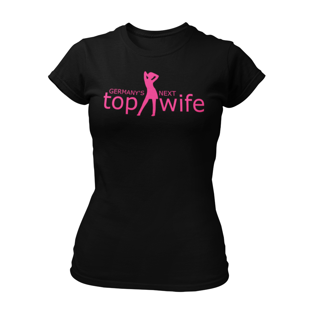 JGA T-Shirt "Germany's next top wife" für Frauen, in schwarzem oder weißem Stoff mit femininen Schnitt und Rundkragen. Das Shirt präsentiert einen auffälligen knallig pinken Aufdruck mit der Aufschrift "top wife" in großen Buchstaben, ergänzt durch eine stilisierte Silhouette einer Frau, die an Heidi Klum erinnert. Perfekt für den Mädelsabend und das Feiern der Junggesellin.