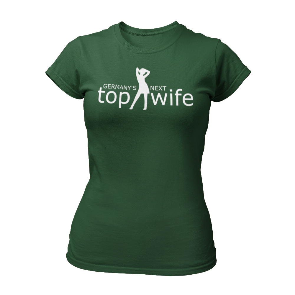 JGA T-Shirt "Germany's next top wife" für Frauen, in schwarzem oder weißem Stoff mit femininen Schnitt und Rundkragen. Das Shirt präsentiert einen auffälligen knallig pinken Aufdruck mit der Aufschrift "top wife" in großen Buchstaben, ergänzt durch eine stilisierte Silhouette einer Frau, die an Heidi Klum erinnert. Perfekt für den Mädelsabend und das Feiern der Junggesellin.