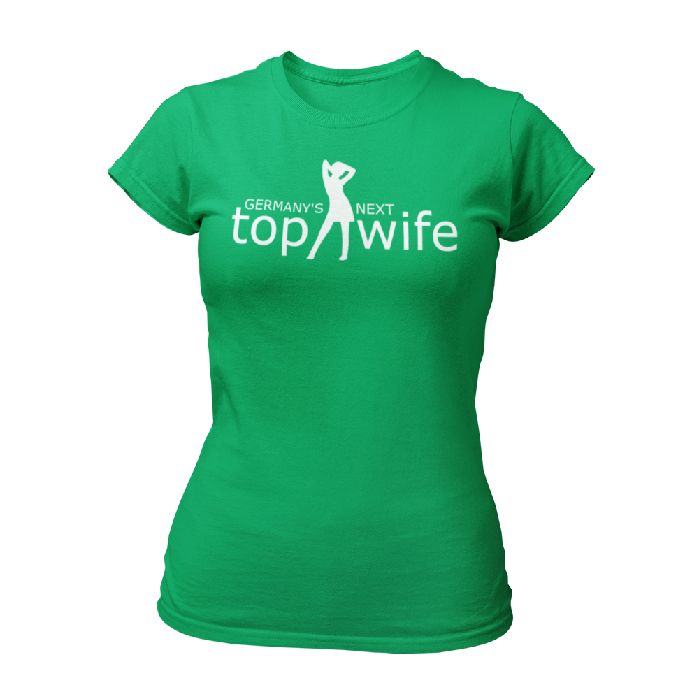 JGA T-Shirt "Germany's next top wife" für Frauen, in schwarzem oder weißem Stoff mit femininen Schnitt und Rundkragen. Das Shirt präsentiert einen auffälligen knallig pinken Aufdruck mit der Aufschrift "top wife" in großen Buchstaben, ergänzt durch eine stilisierte Silhouette einer Frau, die an Heidi Klum erinnert. Perfekt für den Mädelsabend und das Feiern der Junggesellin.