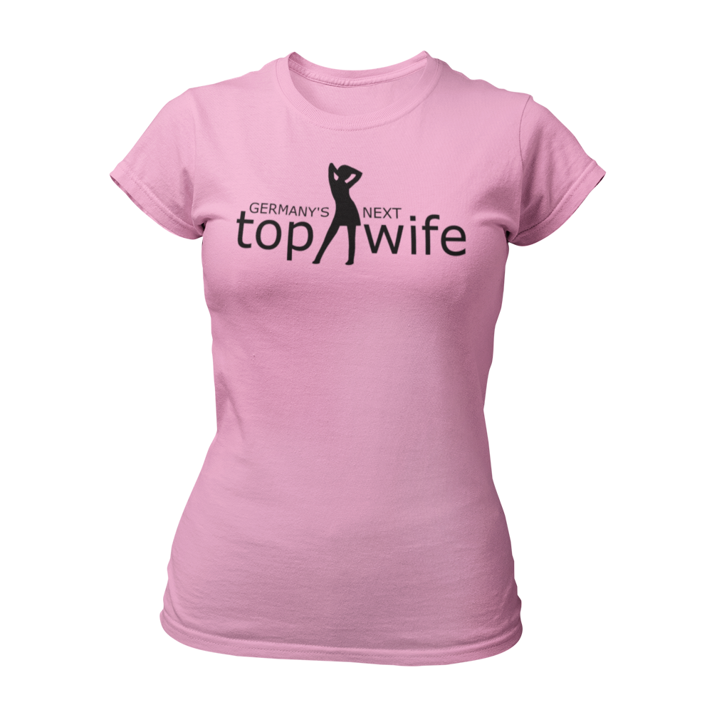 JGA T-Shirt "Germany's next top wife" für Frauen, in schwarzem oder weißem Stoff mit femininen Schnitt und Rundkragen. Das Shirt präsentiert einen auffälligen knallig pinken Aufdruck mit der Aufschrift "top wife" in großen Buchstaben, ergänzt durch eine stilisierte Silhouette einer Frau, die an Heidi Klum erinnert. Perfekt für den Mädelsabend und das Feiern der Junggesellin.