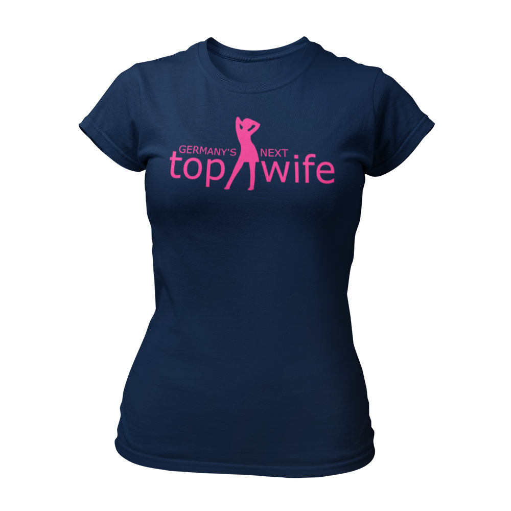 JGA T-Shirt "Germany's next top wife" für Frauen, in schwarzem oder weißem Stoff mit femininen Schnitt und Rundkragen. Das Shirt präsentiert einen auffälligen knallig pinken Aufdruck mit der Aufschrift "top wife" in großen Buchstaben, ergänzt durch eine stilisierte Silhouette einer Frau, die an Heidi Klum erinnert. Perfekt für den Mädelsabend und das Feiern der Junggesellin.