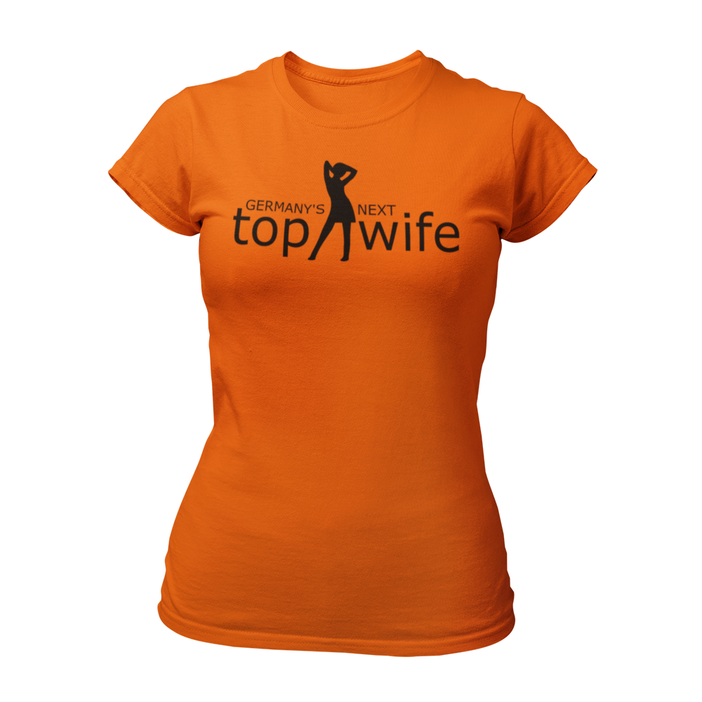JGA T-Shirt "Germany's next top wife" für Frauen, in schwarzem oder weißem Stoff mit femininen Schnitt und Rundkragen. Das Shirt präsentiert einen auffälligen knallig pinken Aufdruck mit der Aufschrift "top wife" in großen Buchstaben, ergänzt durch eine stilisierte Silhouette einer Frau, die an Heidi Klum erinnert. Perfekt für den Mädelsabend und das Feiern der Junggesellin.