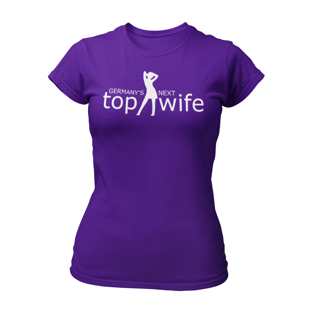 JGA T-Shirt "Germany's next top wife" für Frauen, in schwarzem oder weißem Stoff mit femininen Schnitt und Rundkragen. Das Shirt präsentiert einen auffälligen knallig pinken Aufdruck mit der Aufschrift "top wife" in großen Buchstaben, ergänzt durch eine stilisierte Silhouette einer Frau, die an Heidi Klum erinnert. Perfekt für den Mädelsabend und das Feiern der Junggesellin.