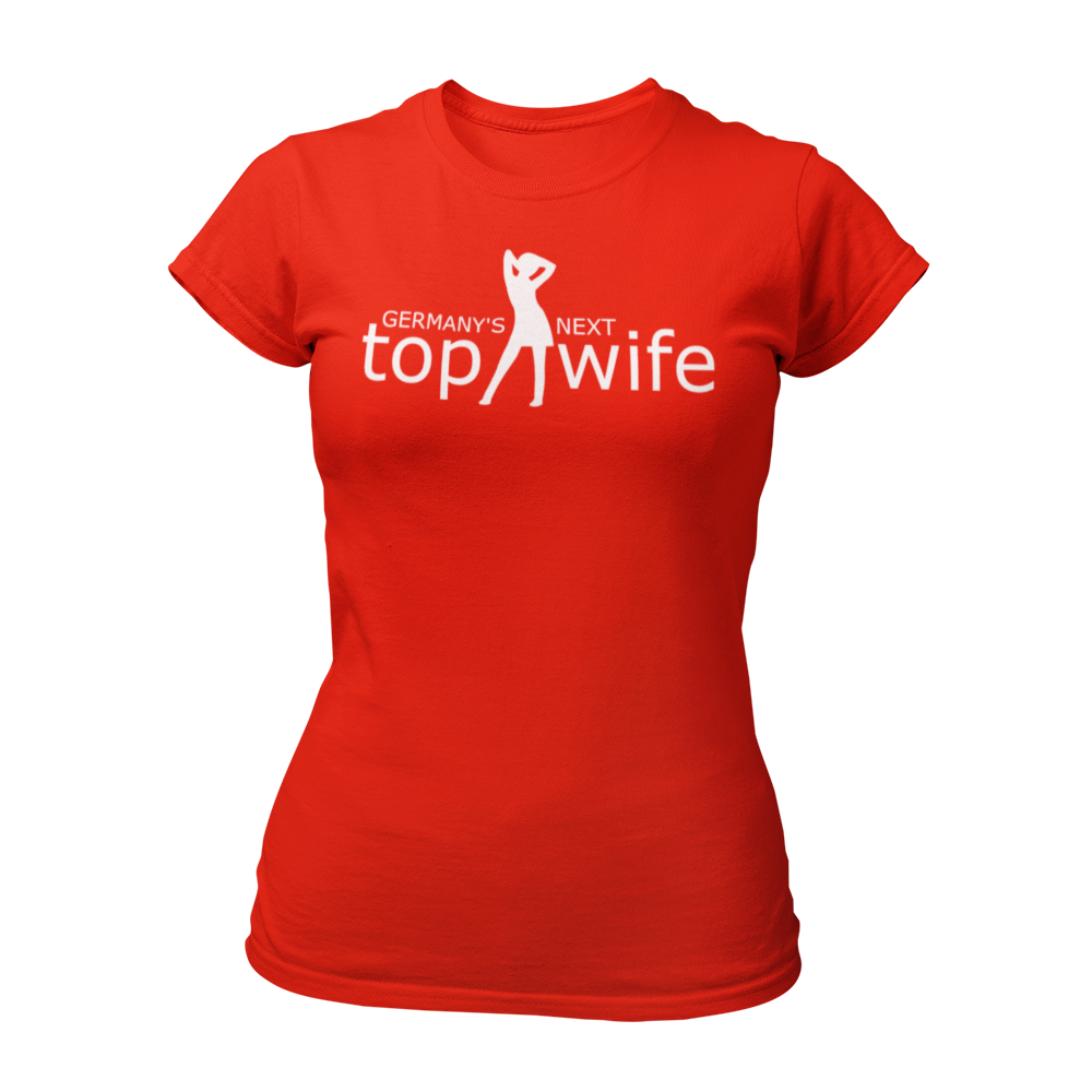JGA T-Shirt "Germany's next top wife" für Frauen, in schwarzem oder weißem Stoff mit femininen Schnitt und Rundkragen. Das Shirt präsentiert einen auffälligen knallig pinken Aufdruck mit der Aufschrift "top wife" in großen Buchstaben, ergänzt durch eine stilisierte Silhouette einer Frau, die an Heidi Klum erinnert. Perfekt für den Mädelsabend und das Feiern der Junggesellin.
