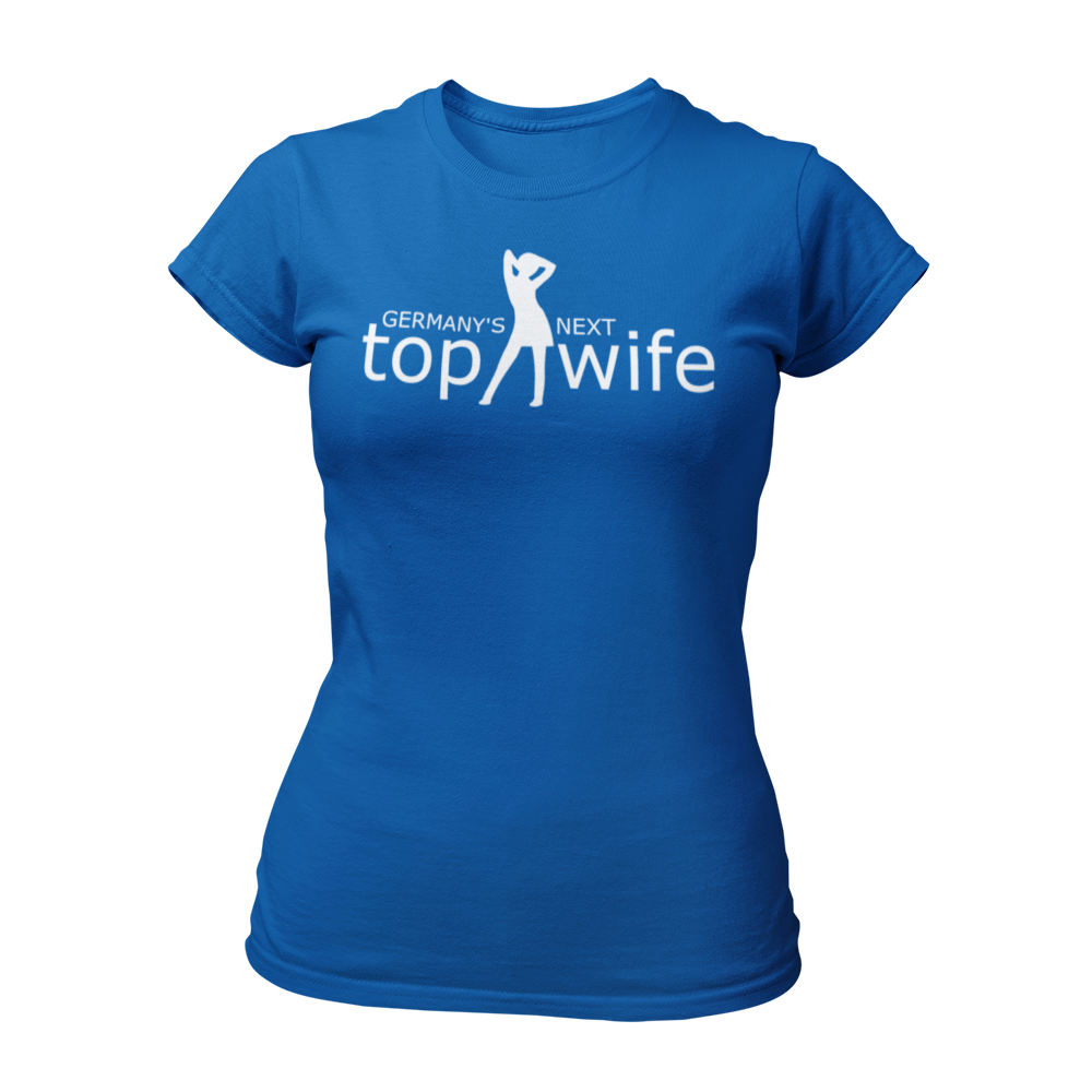 JGA T-Shirt "Germany's next top wife" für Frauen, in schwarzem oder weißem Stoff mit femininen Schnitt und Rundkragen. Das Shirt präsentiert einen auffälligen knallig pinken Aufdruck mit der Aufschrift "top wife" in großen Buchstaben, ergänzt durch eine stilisierte Silhouette einer Frau, die an Heidi Klum erinnert. Perfekt für den Mädelsabend und das Feiern der Junggesellin.