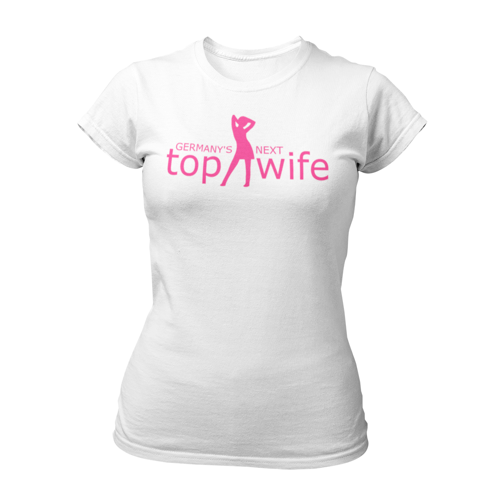 JGA T-Shirt "Germany's next top wife" für Frauen, in schwarzem oder weißem Stoff mit femininen Schnitt und Rundkragen. Das Shirt präsentiert einen auffälligen knallig pinken Aufdruck mit der Aufschrift "top wife" in großen Buchstaben, ergänzt durch eine stilisierte Silhouette einer Frau, die an Heidi Klum erinnert. Perfekt für den Mädelsabend und das Feiern der Junggesellin.