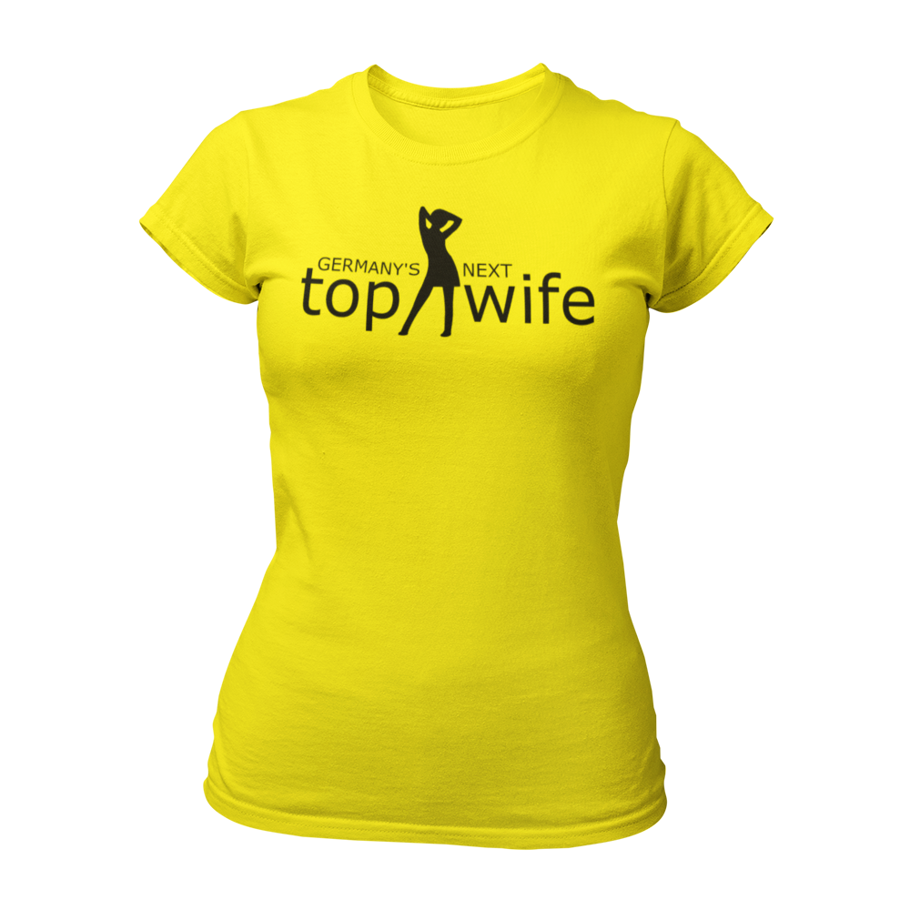 JGA T-Shirt "Germany's next top wife" für Frauen, in schwarzem oder weißem Stoff mit femininen Schnitt und Rundkragen. Das Shirt präsentiert einen auffälligen knallig pinken Aufdruck mit der Aufschrift "top wife" in großen Buchstaben, ergänzt durch eine stilisierte Silhouette einer Frau, die an Heidi Klum erinnert. Perfekt für den Mädelsabend und das Feiern der Junggesellin.