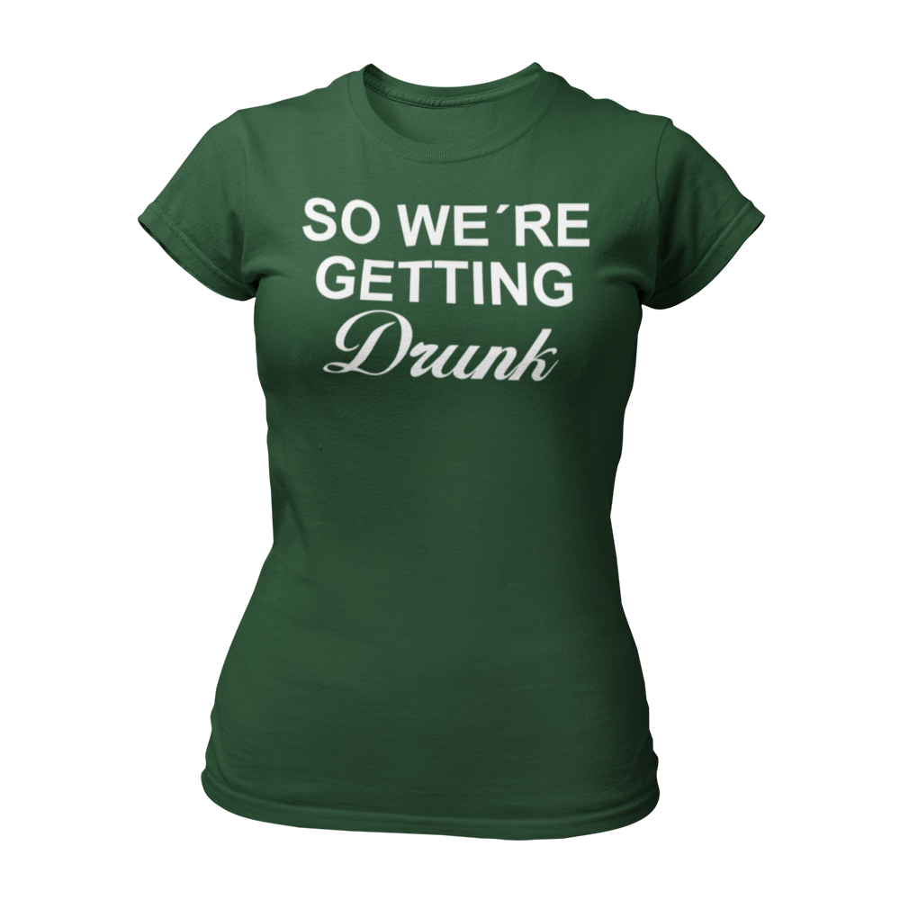 Tailliertes JGA-Shirt für Frauen mit dem Spruch "So we are getting drunk", ideal für den Junggesellinnenabschied. Perfekt für eine ausgelassene Feier mit Freundinnen und in Kombination mit dem Shirt "I am getting married".