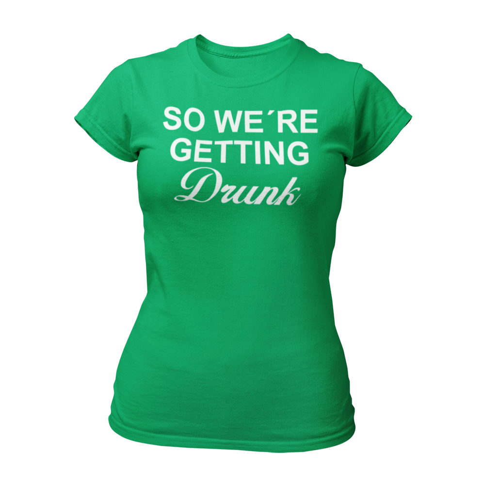 Tailliertes JGA-Shirt für Frauen mit dem Spruch "So we are getting drunk", ideal für den Junggesellinnenabschied. Perfekt für eine ausgelassene Feier mit Freundinnen und in Kombination mit dem Shirt "I am getting married".