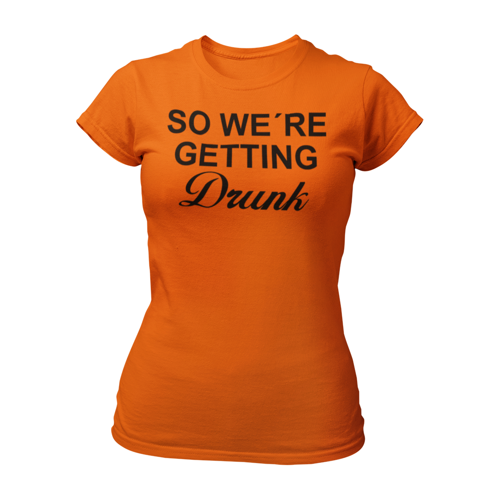 Tailliertes JGA-Shirt für Frauen mit dem Spruch "So we are getting drunk", ideal für den Junggesellinnenabschied. Perfekt für eine ausgelassene Feier mit Freundinnen und in Kombination mit dem Shirt "I am getting married".