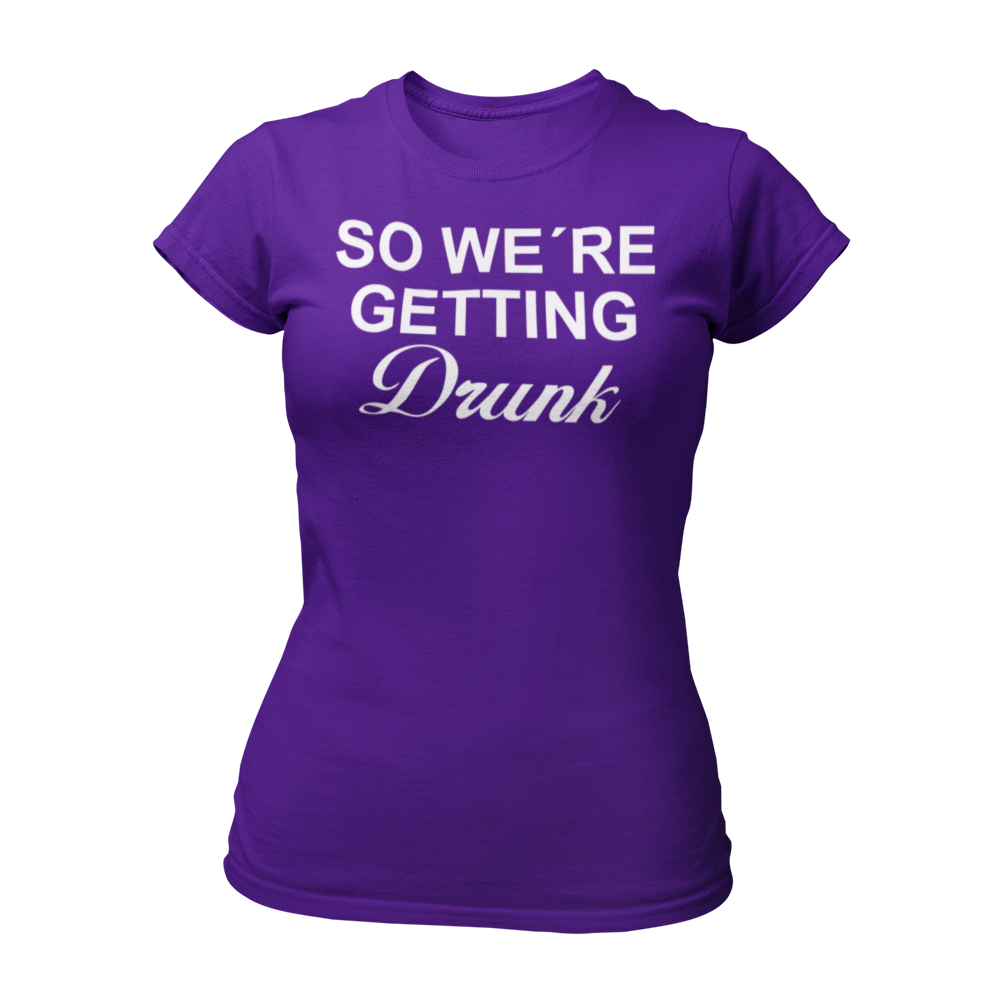 Tailliertes JGA-Shirt für Frauen mit dem Spruch "So we are getting drunk", ideal für den Junggesellinnenabschied. Perfekt für eine ausgelassene Feier mit Freundinnen und in Kombination mit dem Shirt "I am getting married".