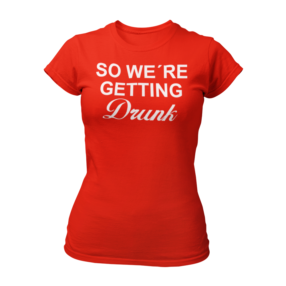 Tailliertes JGA-Shirt für Frauen mit dem Spruch "So we are getting drunk", ideal für den Junggesellinnenabschied. Perfekt für eine ausgelassene Feier mit Freundinnen und in Kombination mit dem Shirt "I am getting married".