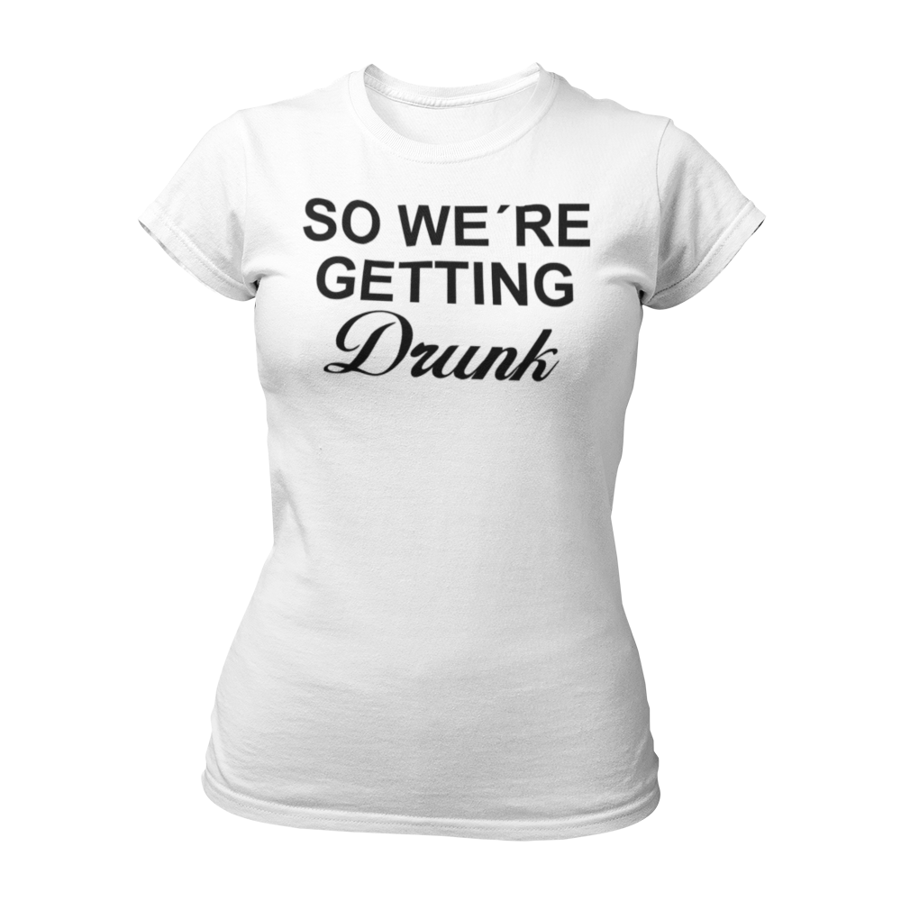 Tailliertes JGA-Shirt für Frauen mit dem Spruch "So we are getting drunk", ideal für den Junggesellinnenabschied. Perfekt für eine ausgelassene Feier mit Freundinnen und in Kombination mit dem Shirt "I am getting married".