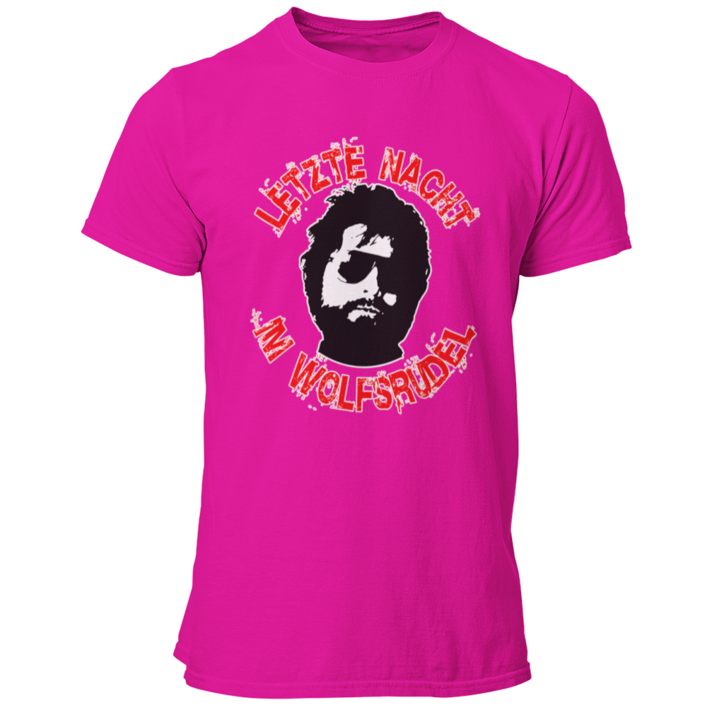 Das JGA T-Shirt "Letzte Nacht im Wolfsrudel" ist eine Hommage an den Kultfilm Hangover, mit einem stilisierten Abbild von Zach Galifianakis und dem auffälligen Spruch „Letzte Nacht im Wolfsrudel“. Perfekt für die letzte Nacht vor der Ehe, bringt es die enge Bindung zur feiernden Gruppe zum Ausdruck und sorgt für legendäre Erinnerungen