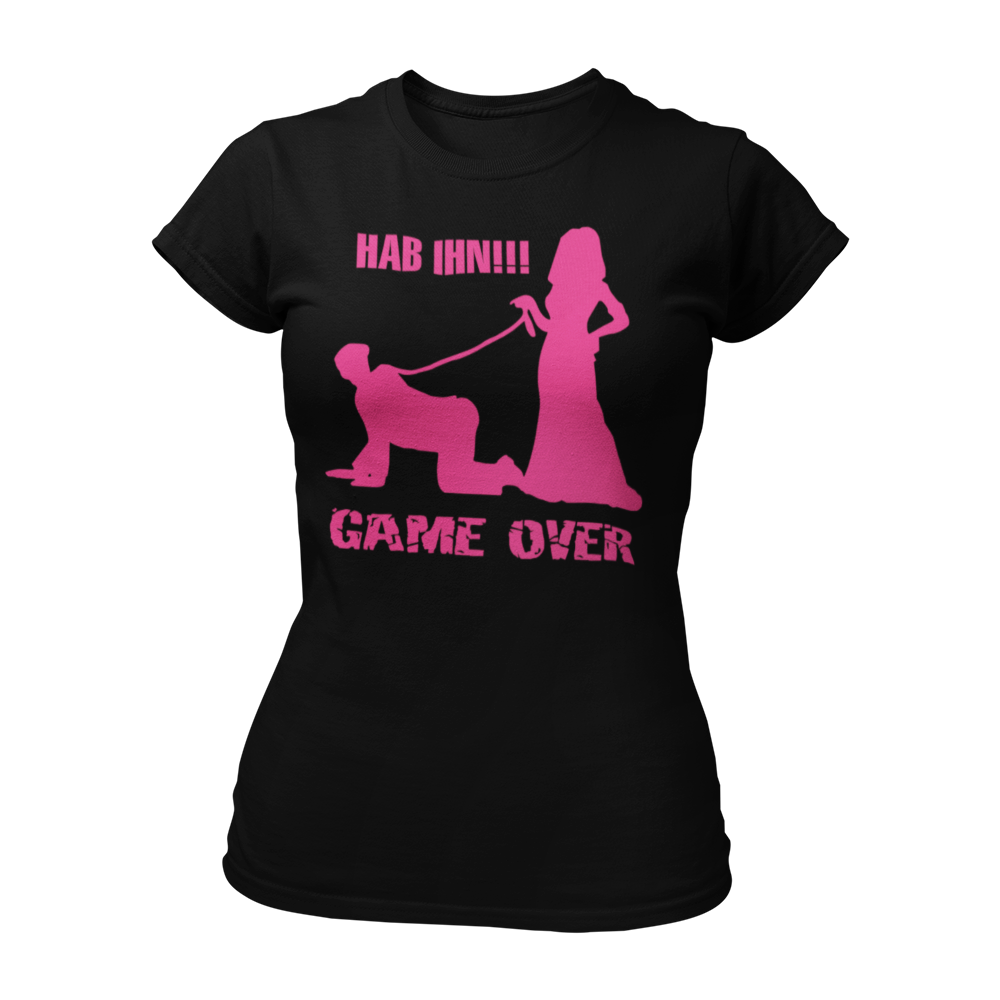 Das JGA T-Shirt "Hab Ihn – Game Over" feiert den Sieg der Braut in der Ehe und bringt auf humorvolle Weise zum Ausdruck, dass sie das Spiel gewonnen hat. Mit einem verruchten, aber stilvollen Design ist dieses Shirt ideal für alle Bräute, die sich an ihrem Junggesellinnenabschied feiern lassen möchten. Erhältlich in verschiedenen Farben und Größen von S bis 3XL, lässt es sich problemlos mit anderen Outfits kombinieren und sorgt für einen unvergesslichen Look beim Feiern mit der Mädelscrew!