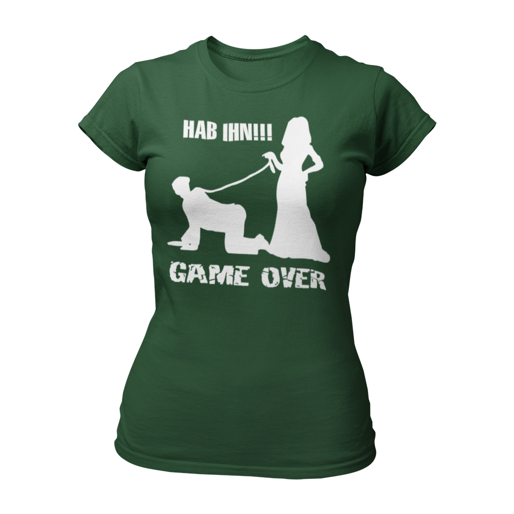 Das JGA T-Shirt "Hab Ihn – Game Over" feiert den Sieg der Braut in der Ehe und bringt auf humorvolle Weise zum Ausdruck, dass sie das Spiel gewonnen hat. Mit einem verruchten, aber stilvollen Design ist dieses Shirt ideal für alle Bräute, die sich an ihrem Junggesellinnenabschied feiern lassen möchten. Erhältlich in verschiedenen Farben und Größen von S bis 3XL, lässt es sich problemlos mit anderen Outfits kombinieren und sorgt für einen unvergesslichen Look beim Feiern mit der Mädelscrew!