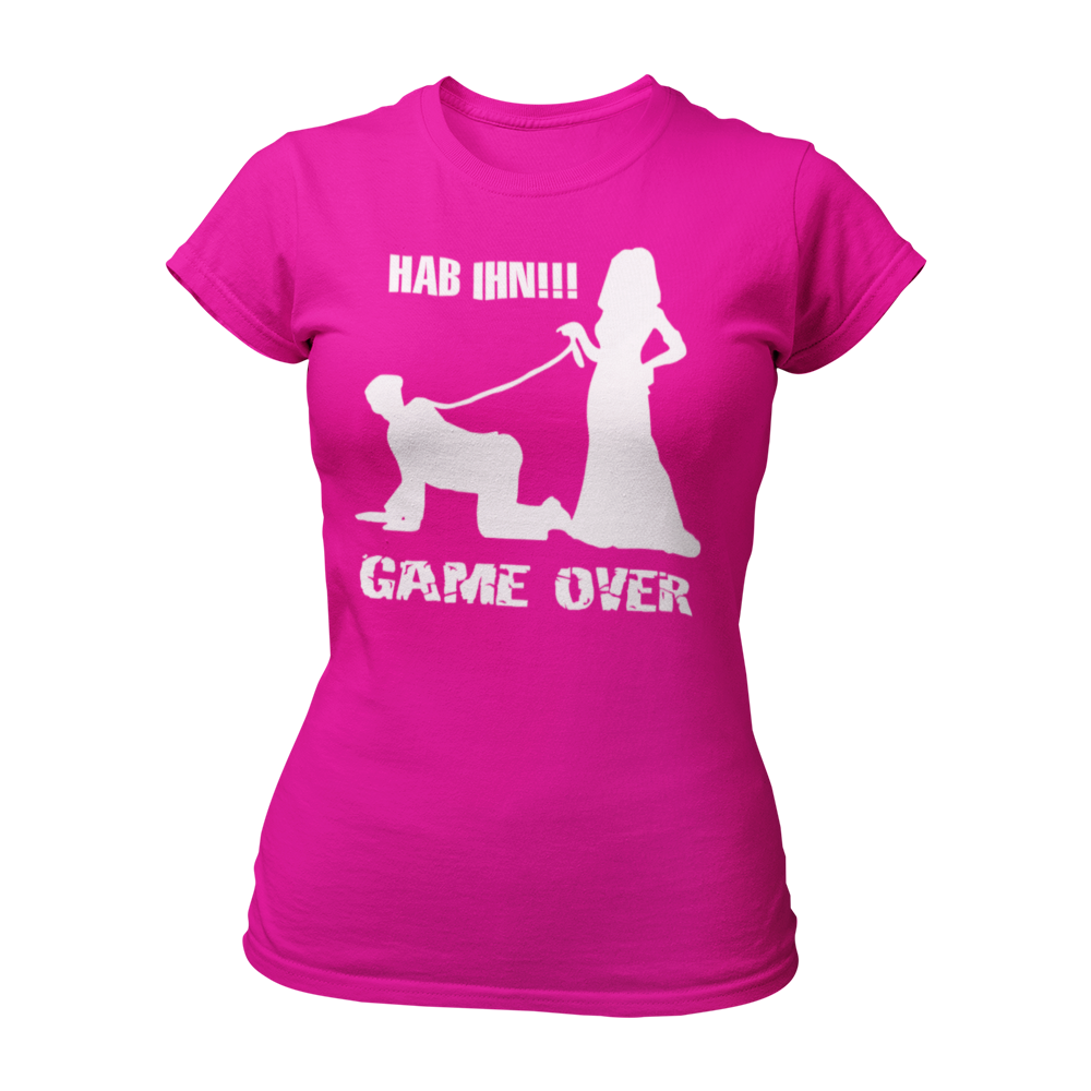 Das JGA T-Shirt "Hab Ihn – Game Over" feiert den Sieg der Braut in der Ehe und bringt auf humorvolle Weise zum Ausdruck, dass sie das Spiel gewonnen hat. Mit einem verruchten, aber stilvollen Design ist dieses Shirt ideal für alle Bräute, die sich an ihrem Junggesellinnenabschied feiern lassen möchten. Erhältlich in verschiedenen Farben und Größen von S bis 3XL, lässt es sich problemlos mit anderen Outfits kombinieren und sorgt für einen unvergesslichen Look beim Feiern mit der Mädelscrew!