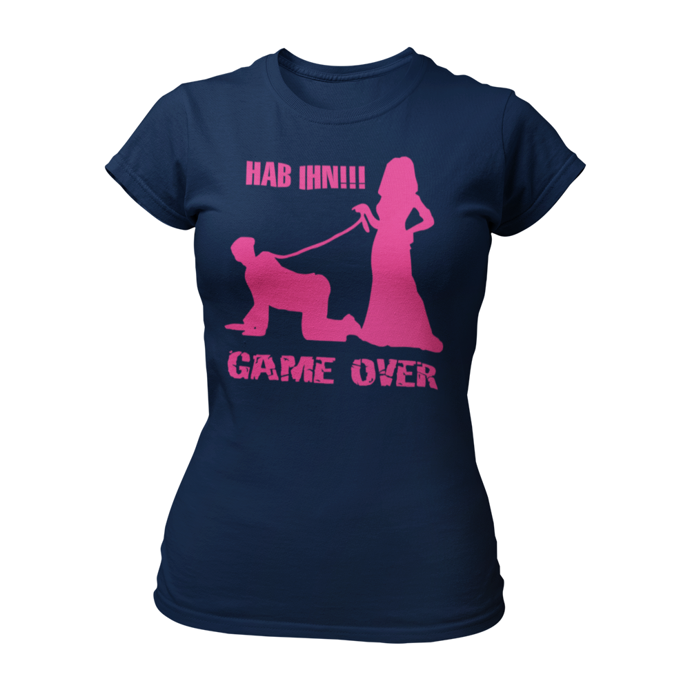 Das JGA T-Shirt "Hab Ihn – Game Over" feiert den Sieg der Braut in der Ehe und bringt auf humorvolle Weise zum Ausdruck, dass sie das Spiel gewonnen hat. Mit einem verruchten, aber stilvollen Design ist dieses Shirt ideal für alle Bräute, die sich an ihrem Junggesellinnenabschied feiern lassen möchten. Erhältlich in verschiedenen Farben und Größen von S bis 3XL, lässt es sich problemlos mit anderen Outfits kombinieren und sorgt für einen unvergesslichen Look beim Feiern mit der Mädelscrew!