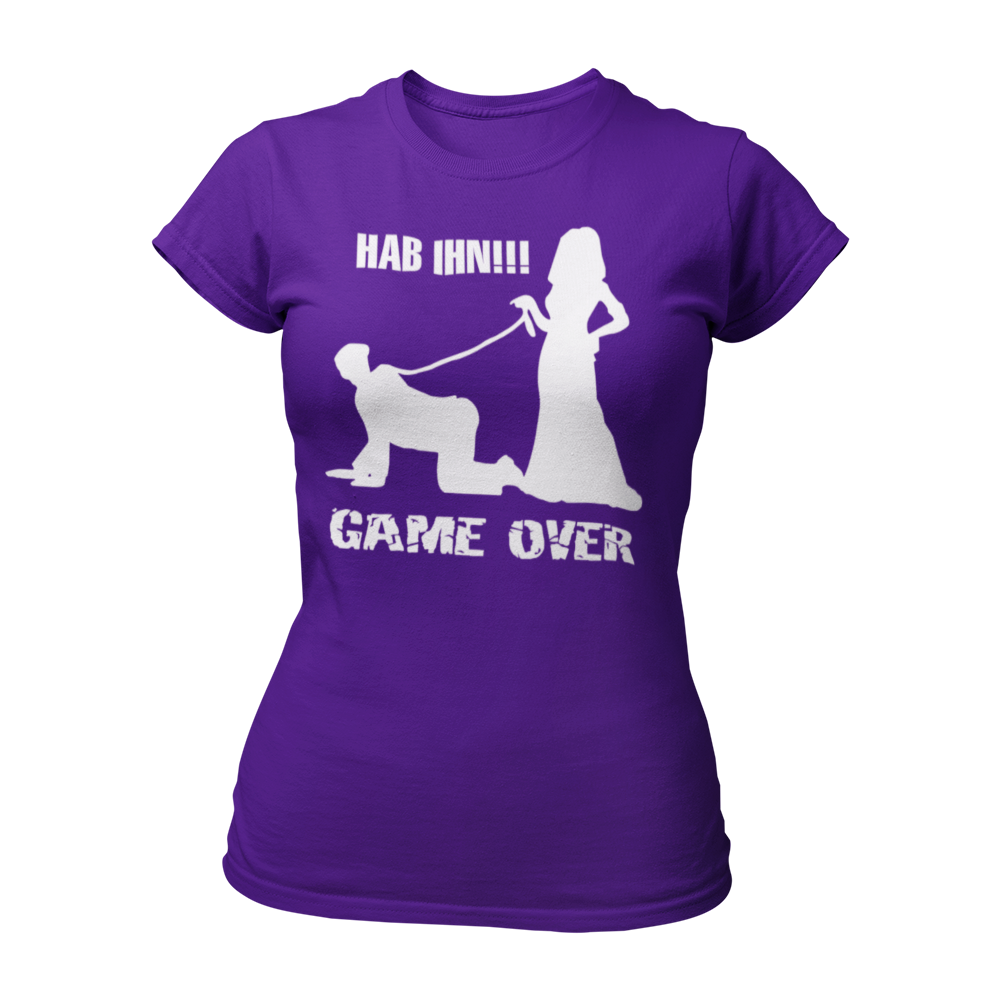 Das JGA T-Shirt "Hab Ihn – Game Over" feiert den Sieg der Braut in der Ehe und bringt auf humorvolle Weise zum Ausdruck, dass sie das Spiel gewonnen hat. Mit einem verruchten, aber stilvollen Design ist dieses Shirt ideal für alle Bräute, die sich an ihrem Junggesellinnenabschied feiern lassen möchten. Erhältlich in verschiedenen Farben und Größen von S bis 3XL, lässt es sich problemlos mit anderen Outfits kombinieren und sorgt für einen unvergesslichen Look beim Feiern mit der Mädelscrew!
