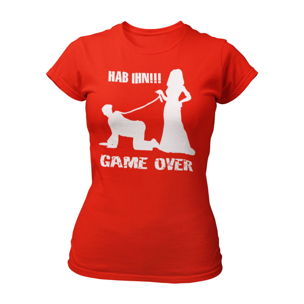 Das JGA T-Shirt "Hab Ihn – Game Over" feiert den Sieg der Braut in der Ehe und bringt auf humorvolle Weise zum Ausdruck, dass sie das Spiel gewonnen hat. Mit einem verruchten, aber stilvollen Design ist dieses Shirt ideal für alle Bräute, die sich an ihrem Junggesellinnenabschied feiern lassen möchten. Erhältlich in verschiedenen Farben und Größen von S bis 3XL, lässt es sich problemlos mit anderen Outfits kombinieren und sorgt für einen unvergesslichen Look beim Feiern mit der Mädelscrew!