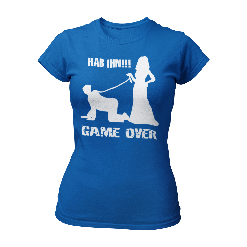 Das JGA T-Shirt "Hab Ihn – Game Over" feiert den Sieg der Braut in der Ehe und bringt auf humorvolle Weise zum Ausdruck, dass sie das Spiel gewonnen hat. Mit einem verruchten, aber stilvollen Design ist dieses Shirt ideal für alle Bräute, die sich an ihrem Junggesellinnenabschied feiern lassen möchten. Erhältlich in verschiedenen Farben und Größen von S bis 3XL, lässt es sich problemlos mit anderen Outfits kombinieren und sorgt für einen unvergesslichen Look beim Feiern mit der Mädelscrew!