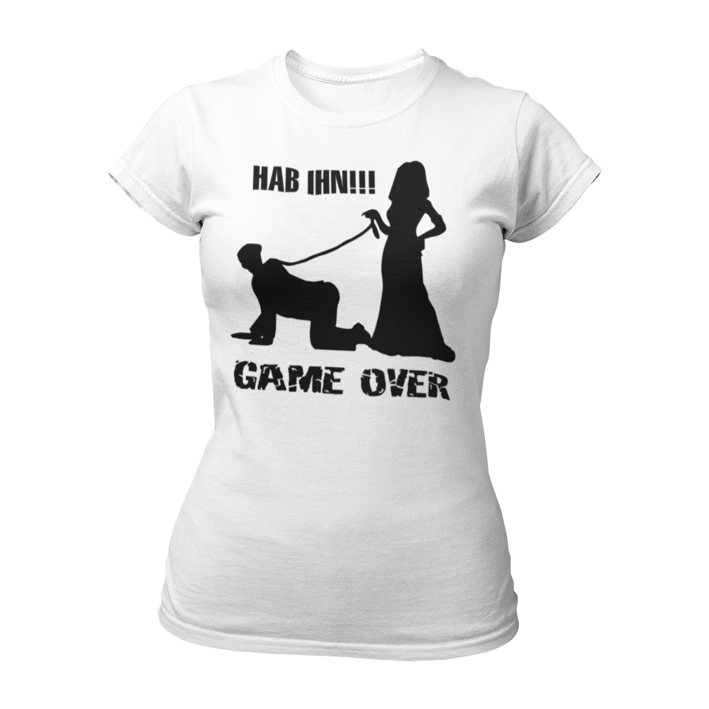 Das JGA T-Shirt "Hab Ihn – Game Over" feiert den Sieg der Braut in der Ehe und bringt auf humorvolle Weise zum Ausdruck, dass sie das Spiel gewonnen hat. Mit einem verruchten, aber stilvollen Design ist dieses Shirt ideal für alle Bräute, die sich an ihrem Junggesellinnenabschied feiern lassen möchten. Erhältlich in verschiedenen Farben und Größen von S bis 3XL, lässt es sich problemlos mit anderen Outfits kombinieren und sorgt für einen unvergesslichen Look beim Feiern mit der Mädelscrew!