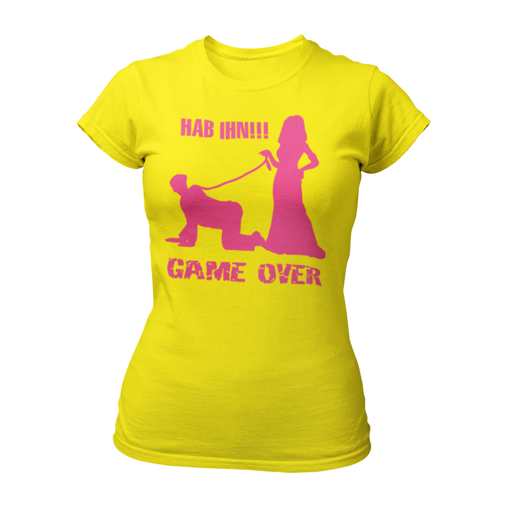 Das JGA T-Shirt "Hab Ihn – Game Over" feiert den Sieg der Braut in der Ehe und bringt auf humorvolle Weise zum Ausdruck, dass sie das Spiel gewonnen hat. Mit einem verruchten, aber stilvollen Design ist dieses Shirt ideal für alle Bräute, die sich an ihrem Junggesellinnenabschied feiern lassen möchten. Erhältlich in verschiedenen Farben und Größen von S bis 3XL, lässt es sich problemlos mit anderen Outfits kombinieren und sorgt für einen unvergesslichen Look beim Feiern mit der Mädelscrew!