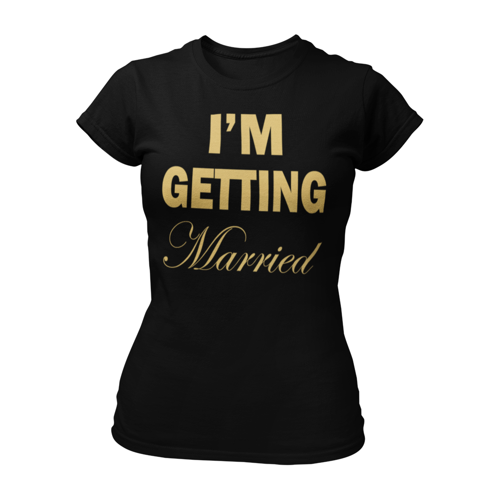 Eng tailliertes JGA T-Shirt für Frauen mit dem goldenen Aufdruck "I’m Getting Married". Das elegante Design betont die Silhouette der Trägerin. Das Shirt ist in verschiedenen Farben und Größen erhältlich und eignet sich perfekt für den Junggesellinnenabschied. Passende Partnermotive für Begleiter sind ebenfalls verfügbar.