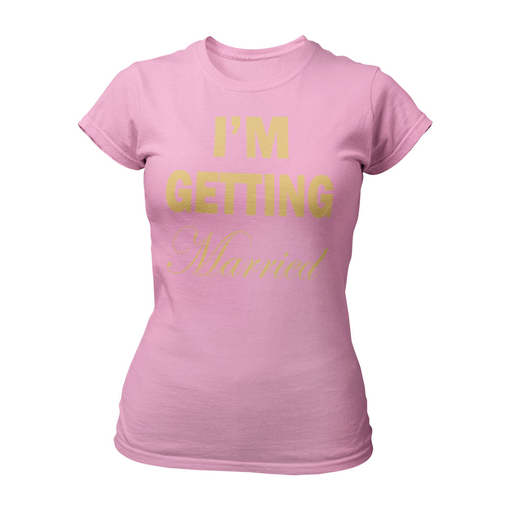 Eng tailliertes JGA T-Shirt für Frauen mit dem goldenen Aufdruck "I’m Getting Married". Das elegante Design betont die Silhouette der Trägerin. Das Shirt ist in verschiedenen Farben und Größen erhältlich und eignet sich perfekt für den Junggesellinnenabschied. Passende Partnermotive für Begleiter sind ebenfalls verfügbar.