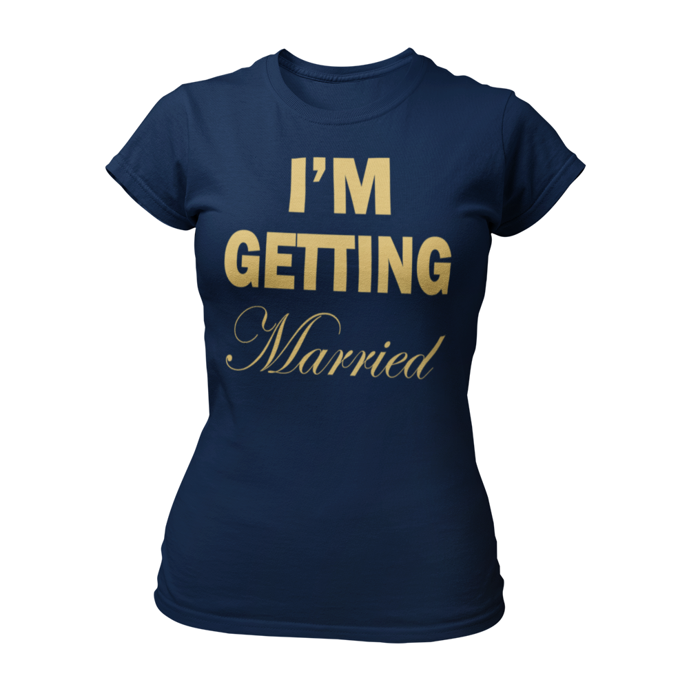 Eng tailliertes JGA T-Shirt für Frauen mit dem goldenen Aufdruck "I’m Getting Married". Das elegante Design betont die Silhouette der Trägerin. Das Shirt ist in verschiedenen Farben und Größen erhältlich und eignet sich perfekt für den Junggesellinnenabschied. Passende Partnermotive für Begleiter sind ebenfalls verfügbar.