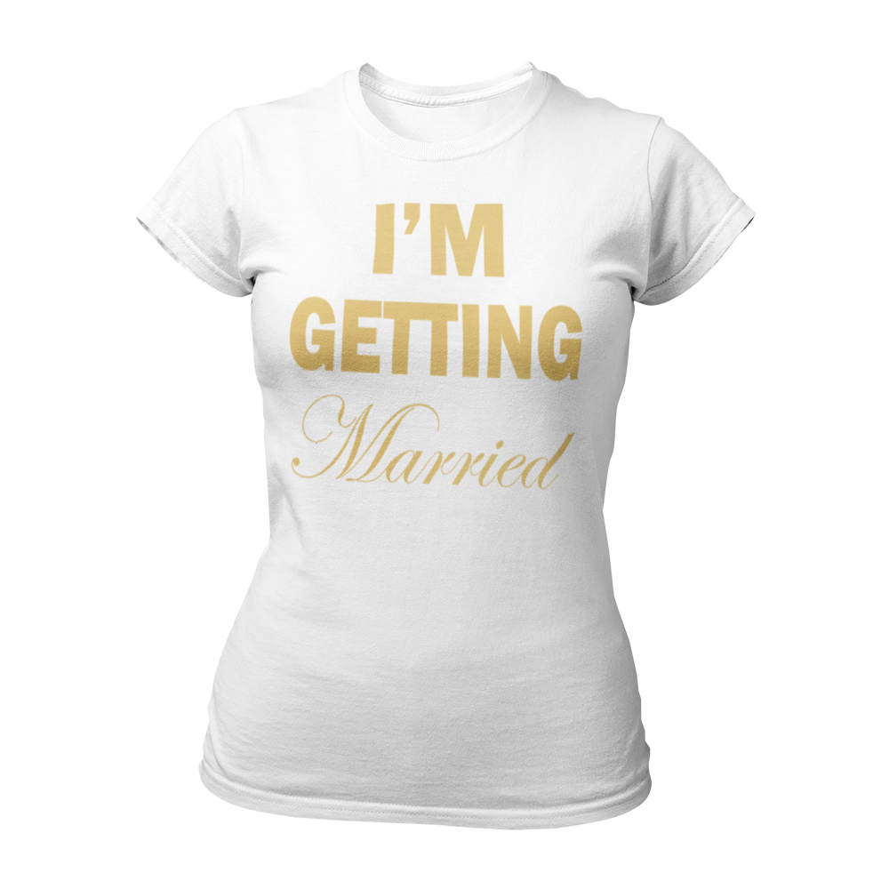 Eng tailliertes JGA T-Shirt für Frauen mit dem goldenen Aufdruck "I’m Getting Married". Das elegante Design betont die Silhouette der Trägerin. Das Shirt ist in verschiedenen Farben und Größen erhältlich und eignet sich perfekt für den Junggesellinnenabschied. Passende Partnermotive für Begleiter sind ebenfalls verfügbar.