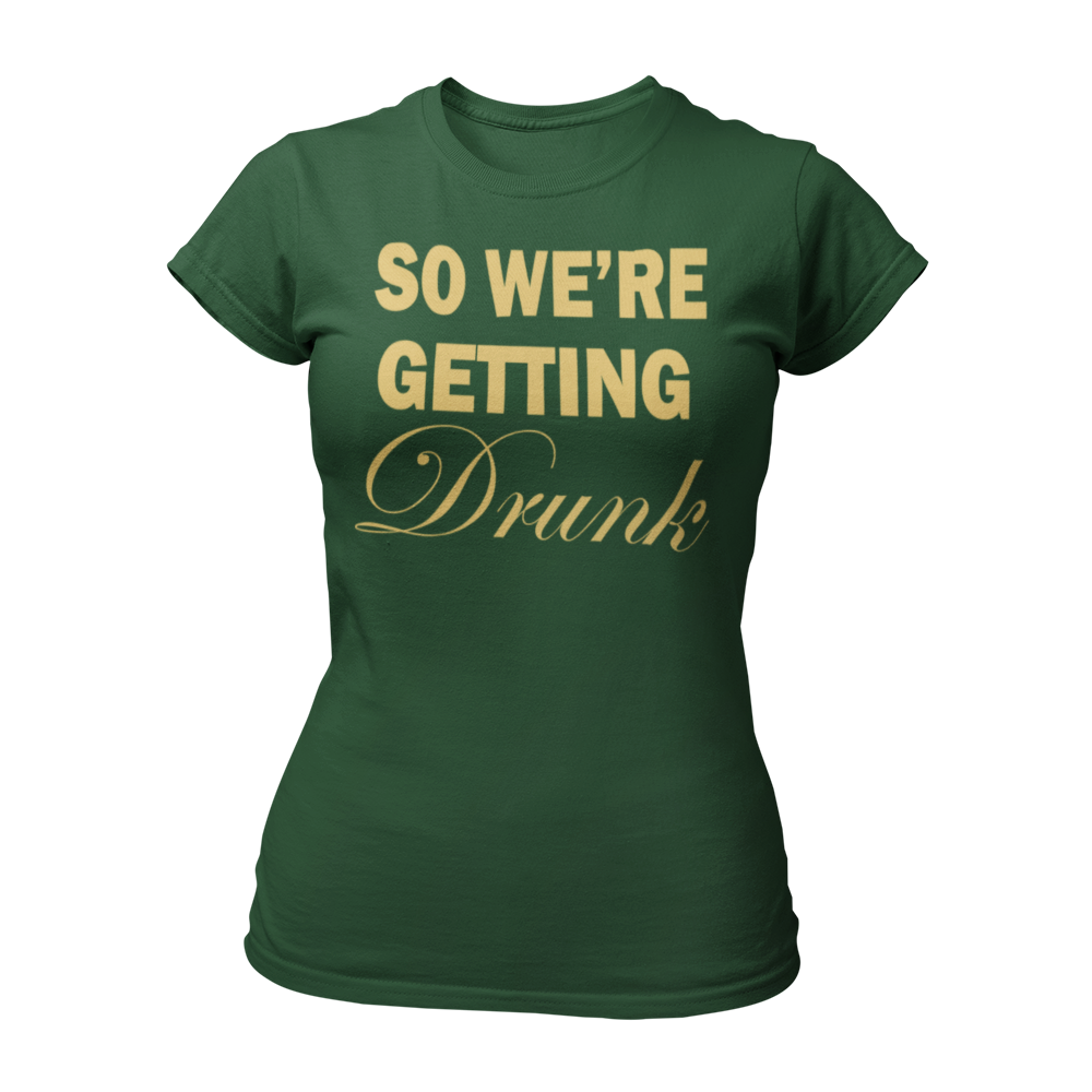 Elegantes, eng tailliertes JGA-Shirt "So We’re Getting Drunk" mit goldenem Aufdruck, passend zum Partner-Shirt "I’M GETTING MARRIED". Erhältlich in verschiedenen Farben und Größen, ideal für alle Begleiterinnen beim Junggesellinnenabschied.