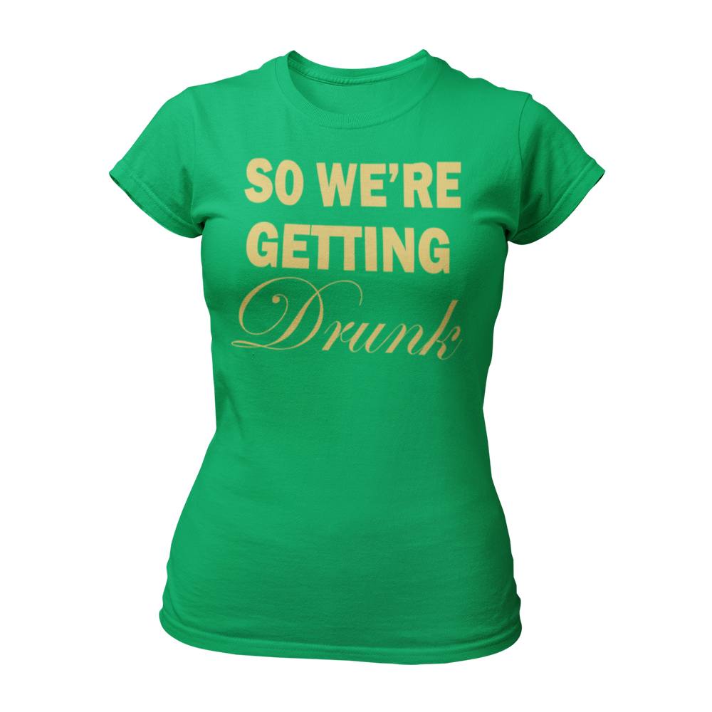 Elegantes, eng tailliertes JGA-Shirt "So We’re Getting Drunk" mit goldenem Aufdruck, passend zum Partner-Shirt "I’M GETTING MARRIED". Erhältlich in verschiedenen Farben und Größen, ideal für alle Begleiterinnen beim Junggesellinnenabschied.