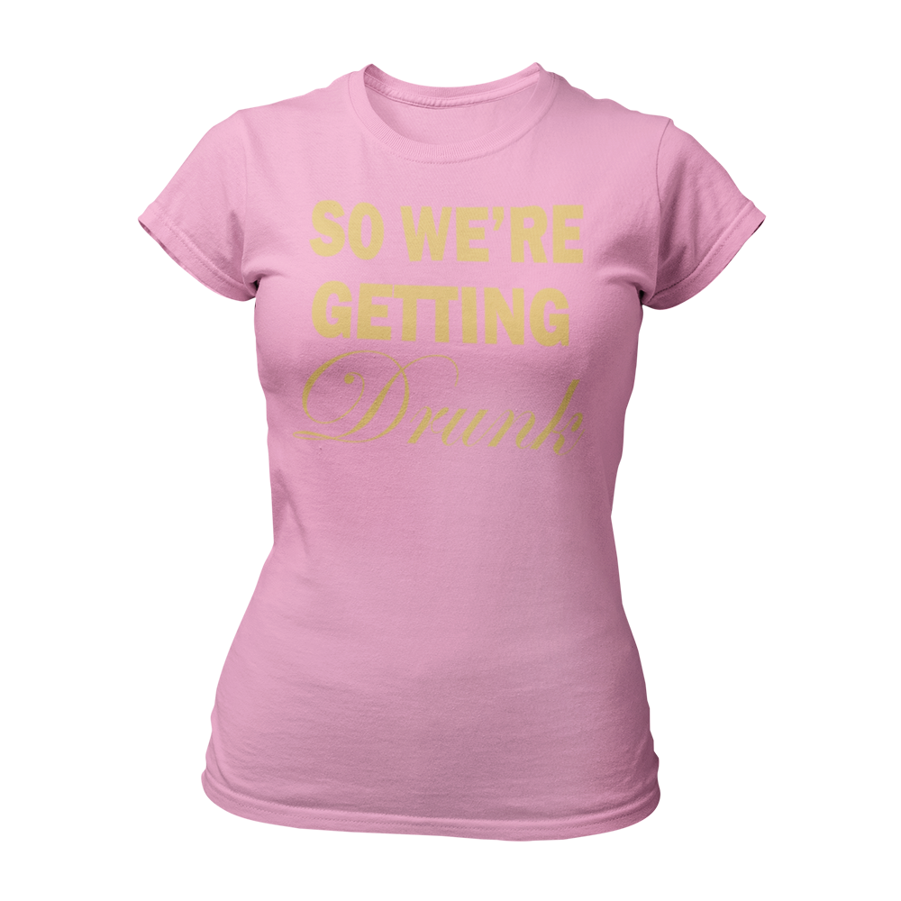 Elegantes, eng tailliertes JGA-Shirt "So We’re Getting Drunk" mit goldenem Aufdruck, passend zum Partner-Shirt "I’M GETTING MARRIED". Erhältlich in verschiedenen Farben und Größen, ideal für alle Begleiterinnen beim Junggesellinnenabschied.