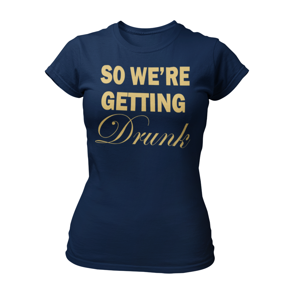 Elegantes, eng tailliertes JGA-Shirt "So We’re Getting Drunk" mit goldenem Aufdruck, passend zum Partner-Shirt "I’M GETTING MARRIED". Erhältlich in verschiedenen Farben und Größen, ideal für alle Begleiterinnen beim Junggesellinnenabschied.