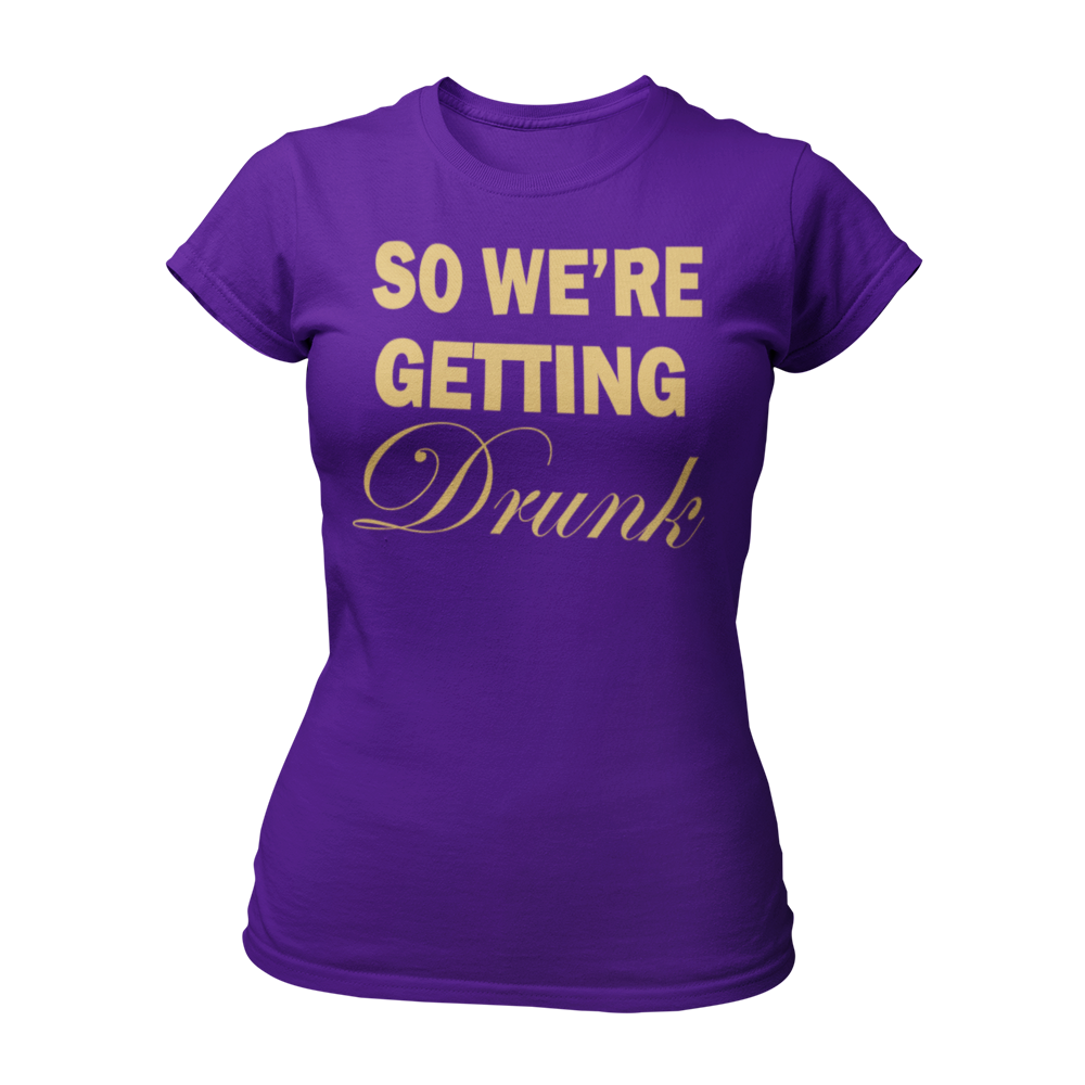 Elegantes, eng tailliertes JGA-Shirt "So We’re Getting Drunk" mit goldenem Aufdruck, passend zum Partner-Shirt "I’M GETTING MARRIED". Erhältlich in verschiedenen Farben und Größen, ideal für alle Begleiterinnen beim Junggesellinnenabschied.
