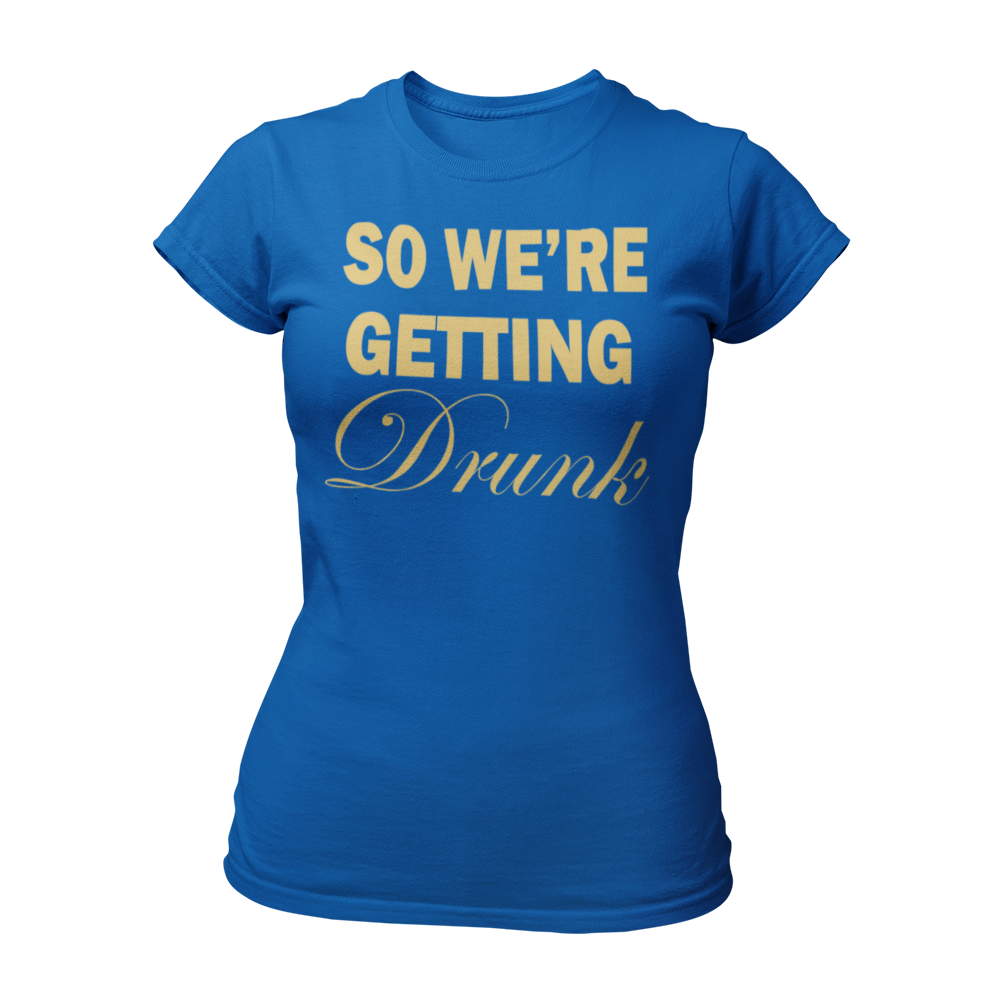Elegantes, eng tailliertes JGA-Shirt "So We’re Getting Drunk" mit goldenem Aufdruck, passend zum Partner-Shirt "I’M GETTING MARRIED". Erhältlich in verschiedenen Farben und Größen, ideal für alle Begleiterinnen beim Junggesellinnenabschied.