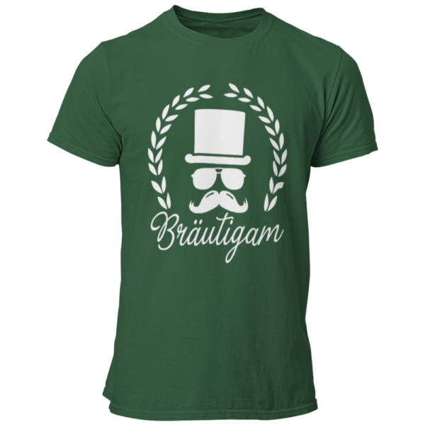 JGA T-Shirt 'Bräutigam mit Hut', das stilvoll und schlicht gestaltet ist. Das Shirt zeigt eine stilisierte Grafik eines Bräutigams mit Brille, Schnurrbart und Zylinder, umgeben von einem Lorbeerkranz. Der elegante Schriftzug 'Bräutigam' in Schreibschrift lockert das Design auf. Dieses gerade geschnittene T-Shirt ist in vielen Farben erhältlich und eignet sich perfekt für den Junggesellenabschied, ohne dabei albern oder kitschig zu wirken. Es ist ideal für Bräutigame, die ein geschmackvolles und ansprechende