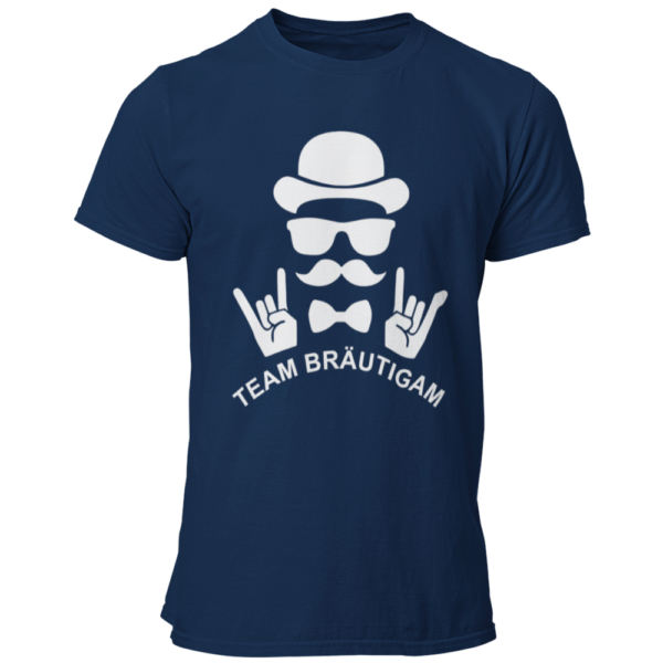 JGA T-Shirt 'Team Bräutigam Rockt' mit einem kraftvollen und auffälligen Design, das die Energie und den Spaß eines Junggesellenabschieds widerspiegelt. Das Shirt zeigt den motivierenden Schriftzug 'Team Bräutigam Rockt', ideal für die Freunde und Begleiter des Bräutigams, um den besonderen Anlass gebührend zu feiern. Perfekt für Gruppen, die den Junggesellenabschied rocken wollen!