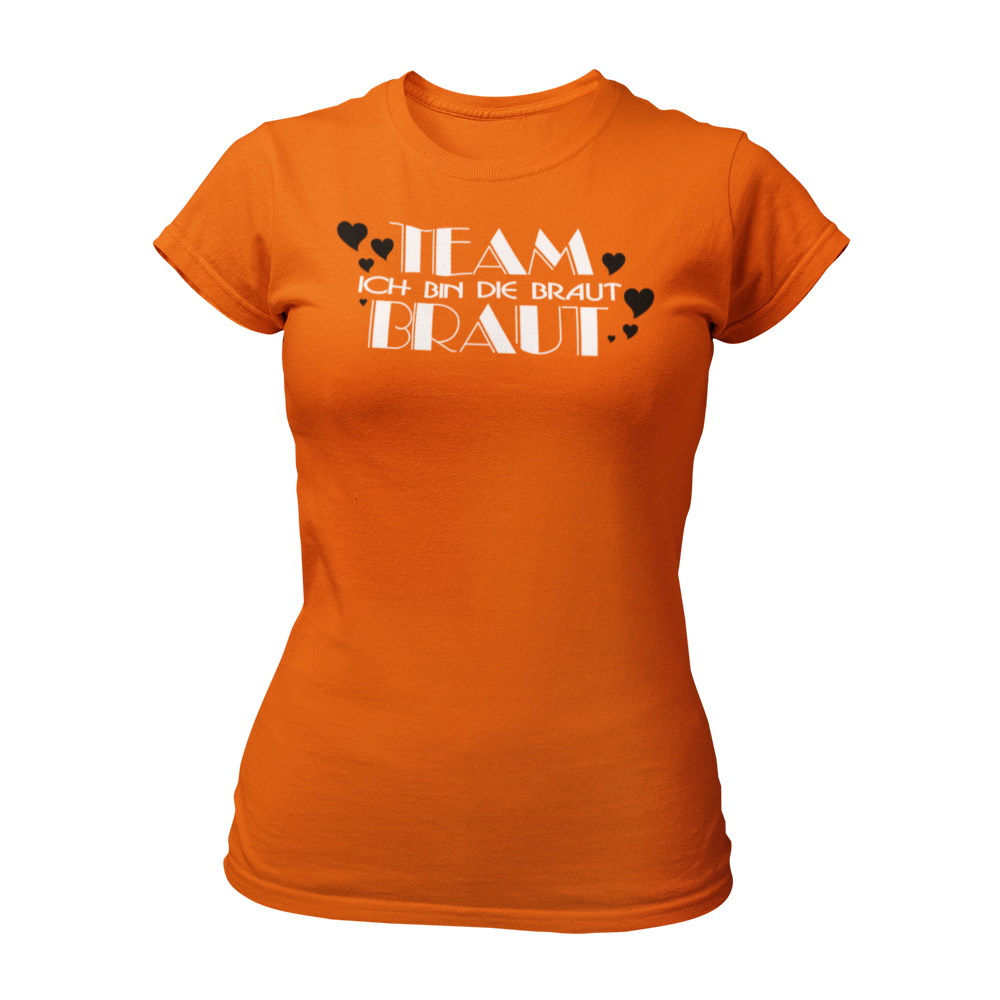 Damen-JGA T-Shirt mit dem Aufdruck "Team Braut" in pink-schwarzer Farbe, versehen mit herzförmigen Designs. Das Shirt hat einen taillierten Schnitt und einen Rundkragen, erhältlich in mehreren Farben. Hergestellt aus 100 % Baumwolle, um sicherzustellen, dass die Braut als Hauptakteurin des Junggesellinnenabschieds sofort erkennbar ist.
