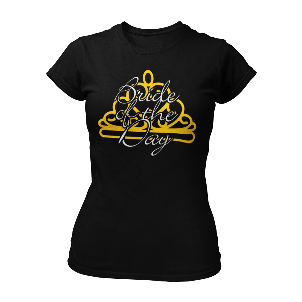 JGA T-Shirt mit dem Schriftzug „Bride of the Day“ und einer goldenen Krone auf schwarzem Hintergrund, ideal für Junggesellinnenabschiede und besondere Anlässe. Das Design umfasst feine Linien und betont die Rolle der Braut, mit passenden Shirts und Schärpen für die Freundinnen im Shop.