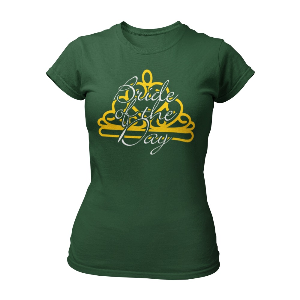 JGA T-Shirt mit dem Schriftzug „Bride of the Day“ und einer goldenen Krone auf schwarzem Hintergrund, ideal für Junggesellinnenabschiede und besondere Anlässe. Das Design umfasst feine Linien und betont die Rolle der Braut, mit passenden Shirts und Schärpen für die Freundinnen im Shop.
