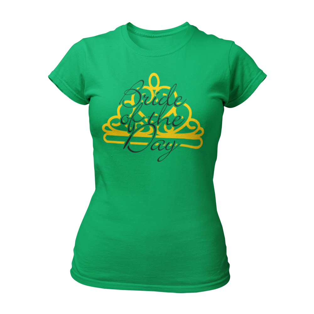 JGA T-Shirt mit dem Schriftzug „Bride of the Day“ und einer goldenen Krone auf schwarzem Hintergrund, ideal für Junggesellinnenabschiede und besondere Anlässe. Das Design umfasst feine Linien und betont die Rolle der Braut, mit passenden Shirts und Schärpen für die Freundinnen im Shop.