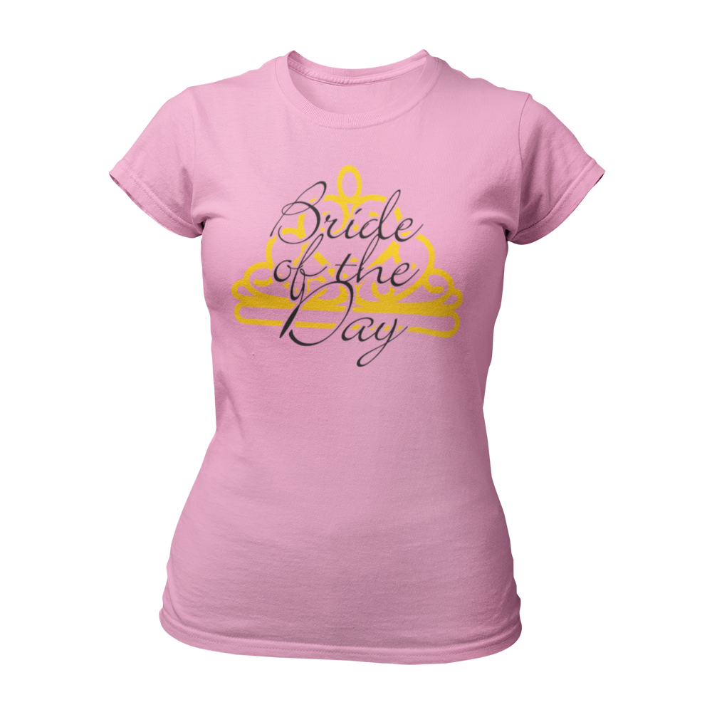 JGA T-Shirt mit dem Schriftzug „Bride of the Day“ und einer goldenen Krone auf schwarzem Hintergrund, ideal für Junggesellinnenabschiede und besondere Anlässe. Das Design umfasst feine Linien und betont die Rolle der Braut, mit passenden Shirts und Schärpen für die Freundinnen im Shop.