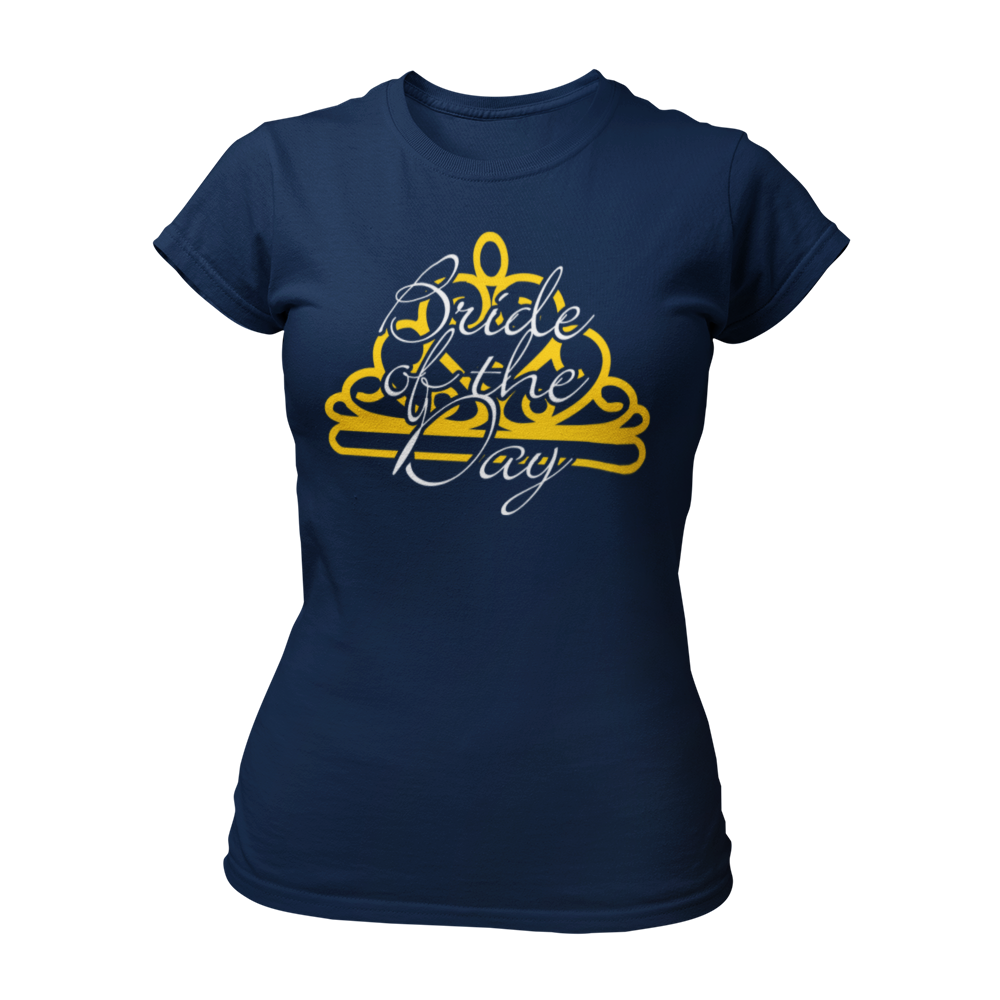 JGA T-Shirt mit dem Schriftzug „Bride of the Day“ und einer goldenen Krone auf schwarzem Hintergrund, ideal für Junggesellinnenabschiede und besondere Anlässe. Das Design umfasst feine Linien und betont die Rolle der Braut, mit passenden Shirts und Schärpen für die Freundinnen im Shop.