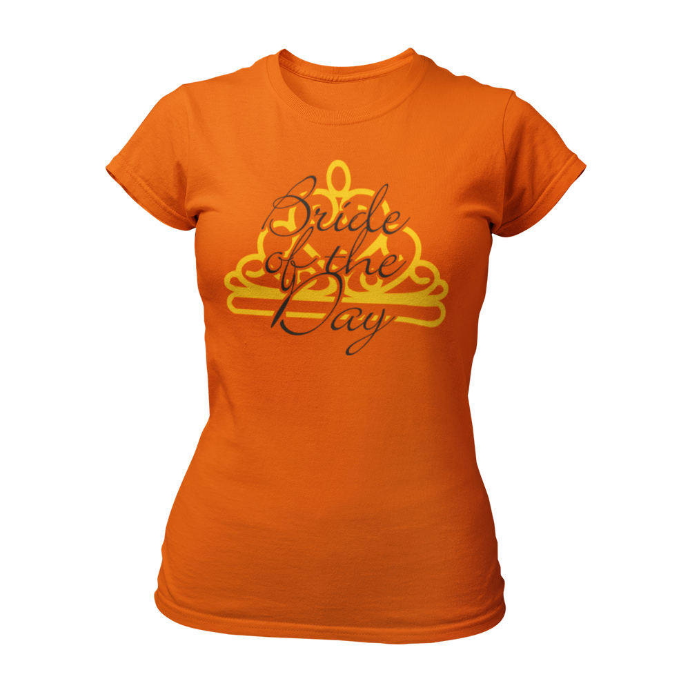 JGA T-Shirt mit dem Schriftzug „Bride of the Day“ und einer goldenen Krone auf schwarzem Hintergrund, ideal für Junggesellinnenabschiede und besondere Anlässe. Das Design umfasst feine Linien und betont die Rolle der Braut, mit passenden Shirts und Schärpen für die Freundinnen im Shop.