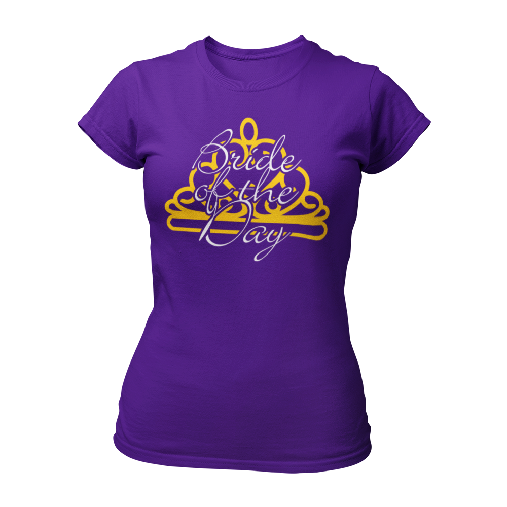 JGA T-Shirt mit dem Schriftzug „Bride of the Day“ und einer goldenen Krone auf schwarzem Hintergrund, ideal für Junggesellinnenabschiede und besondere Anlässe. Das Design umfasst feine Linien und betont die Rolle der Braut, mit passenden Shirts und Schärpen für die Freundinnen im Shop.