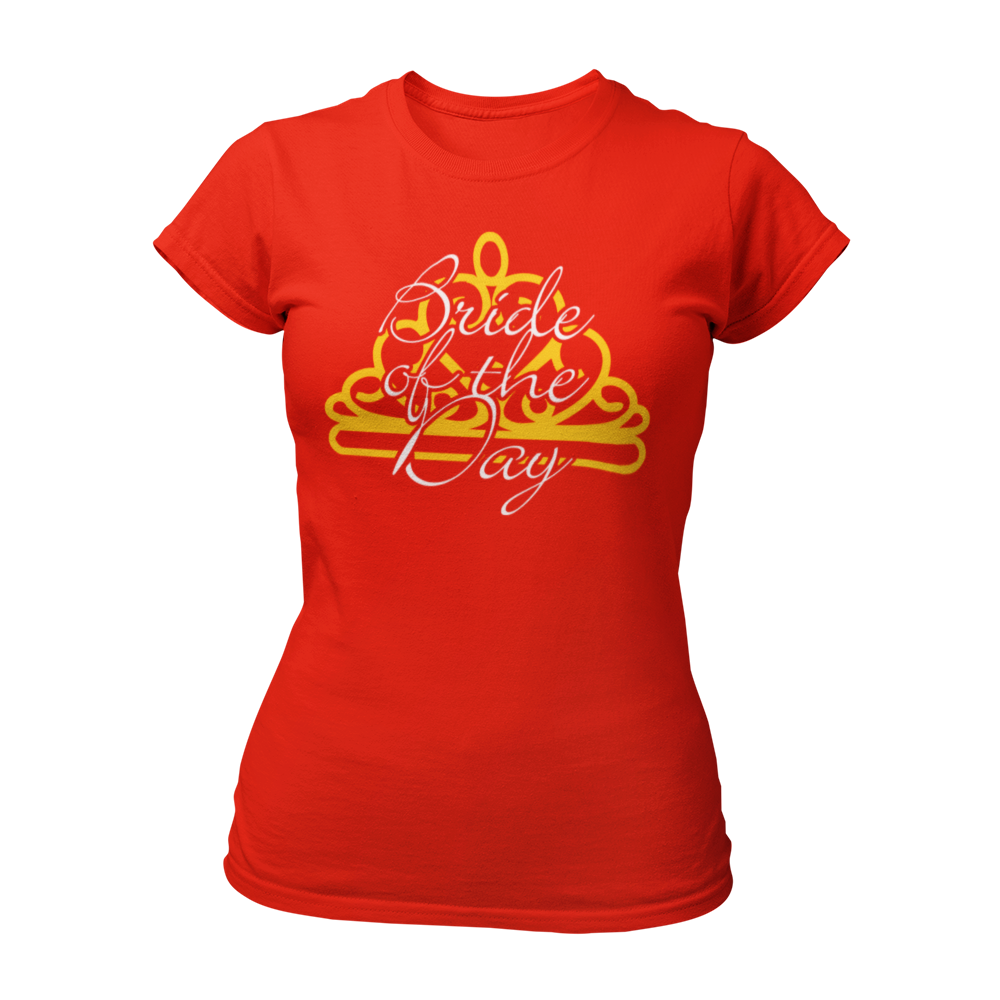 JGA T-Shirt mit dem Schriftzug „Bride of the Day“ und einer goldenen Krone auf schwarzem Hintergrund, ideal für Junggesellinnenabschiede und besondere Anlässe. Das Design umfasst feine Linien und betont die Rolle der Braut, mit passenden Shirts und Schärpen für die Freundinnen im Shop.