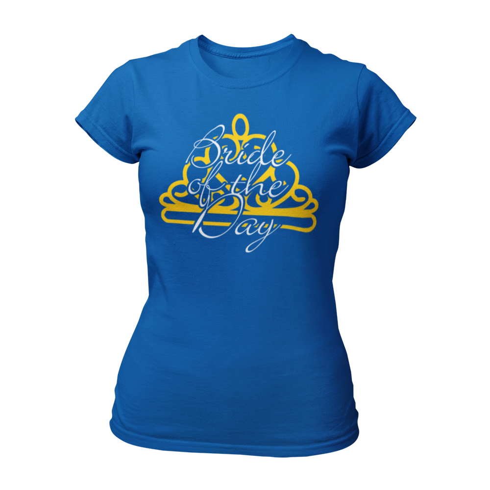 JGA T-Shirt mit dem Schriftzug „Bride of the Day“ und einer goldenen Krone auf schwarzem Hintergrund, ideal für Junggesellinnenabschiede und besondere Anlässe. Das Design umfasst feine Linien und betont die Rolle der Braut, mit passenden Shirts und Schärpen für die Freundinnen im Shop.