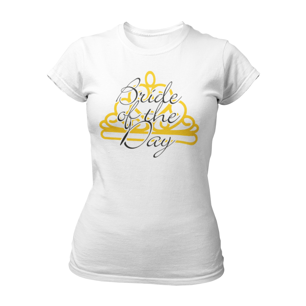 JGA T-Shirt mit dem Schriftzug „Bride of the Day“ und einer goldenen Krone auf schwarzem Hintergrund, ideal für Junggesellinnenabschiede und besondere Anlässe. Das Design umfasst feine Linien und betont die Rolle der Braut, mit passenden Shirts und Schärpen für die Freundinnen im Shop.